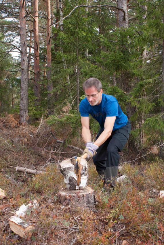 14 stugan. Johann Nishant gav sig på kupoltvättningen och jag jobbade med en ny båthake för öppning och stängning av kupolluckorna. Thomas Hultgren satte upp projektorduken i stugan.