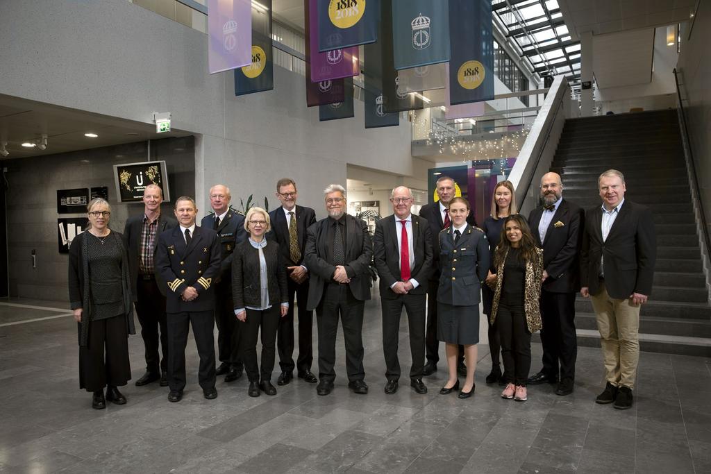 Styrelsen för Försvarshögskolan På bilden (från vänster): Annica Kronsell, Klas Eksell, Jan Fredriksson, Anders Oltorp, Lena Gerholm, Nils Svartz, Romulo Enmark, Peter Egardt, Gunnar Holmgren, Adina