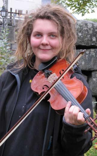 Ingela Lindkvist älskar musik. Inom Skapande skola-projektet gjorde hon ett arbete om Old time music på engelska och spelade en låt på fiol för att levandegöra stilen.