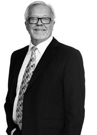 Tidigare befattningar: VD nordiska verksamheten hos Jones Lang LaSalle, ledande befattningar inom investment banking hos Carnegie Investment Bank samt Alfred Berg (ABN AMRO).