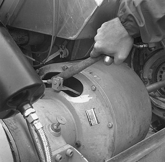 Ackumulatorns laddning Stanna motorn och kontrollera att stridsluckorna var för sig kan öppnas och stängas minst en gång. E20. Styrkoppling Frikoppling, fastsättning styrkopplingen frikopplar.
