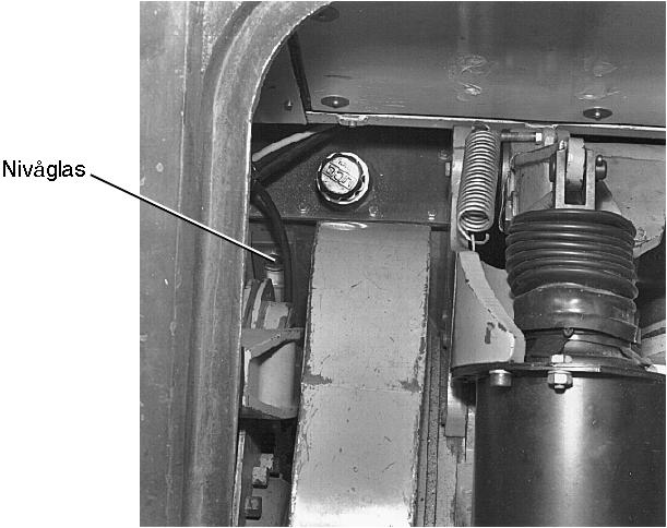 24. Hydraultank Läs av nivån på nivåglaset mellan strecken. Fyll på tryckolja vid behov.