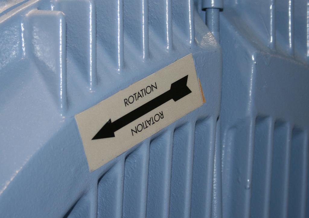 grönt = vätska // blått = kall gas // rött = varm gas 3 Informationsfält (här anges köldmediet) Figur10: Märkning av rotationsriktningen för kompressorns drivmotor Pilens riktning visar