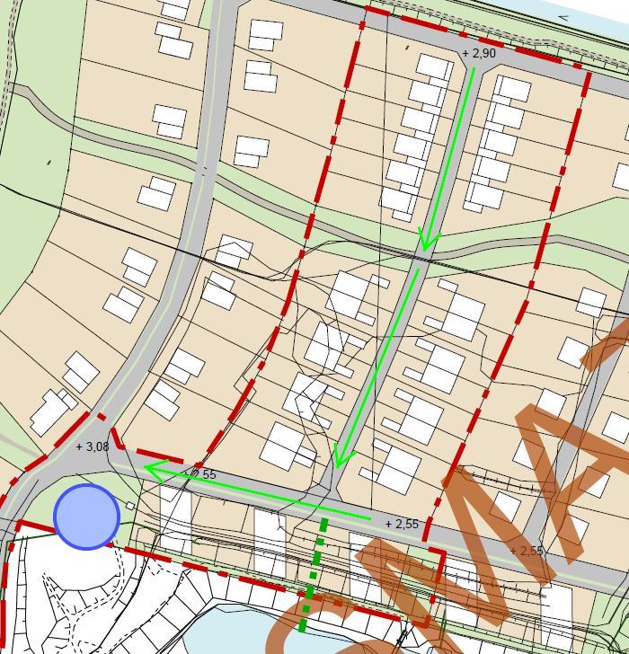 Figur 5: Principiell skiss över föreslagna lösningar. Gröna pilar markerar svackdiken, blå cirkel visar placering av damm och grön streckprickad linje markerar dagvattenledning.