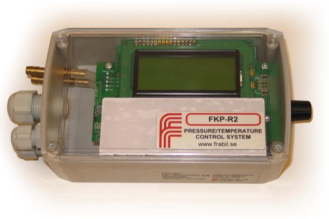 2 FKP-R2 FUNKTION FKP-R/R2 är en komplett tryck- och temperaturreglercentral för fläktdrivande frekvensomformare. FKP-R/R2 konstanttrycksreglerar ventilationsanlägg-ningar.