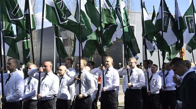 De som tågar kallar sig för motståndsrörelse, men det är ingen fråga om vad det egentligen rör sig om. Nazism.