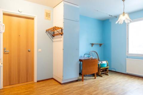I källaren finns tvättstuga och bastu (bastun är låst och nyckel kostar 50 /år). I källaren finns dessutom ett lägenhetsförråd som tillhör lägenheten.