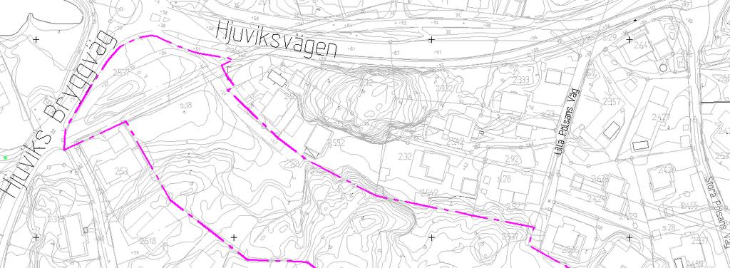 Bild 2: Urklipp ur primärkarta där detaljplaneområdet är markerat. Ytan består till mestadels av naturmark och omfattar strax över 2 ha. Befintliga marknivåer varierar kraftigt mellan +12 och +34. 2.2 Befintligt spill- och vattensystem Kommunalt vatten- och spillvattennät är utbyggt kring planområdet och det finns möjligheter att ansluta planområdet, se bilaga 1.