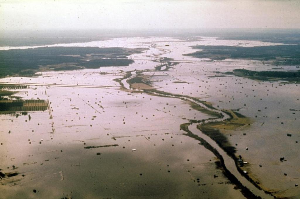 År 1953 inträffade en mycket varm period i början av april och det tjocka snötäcket började smälta snabbt.