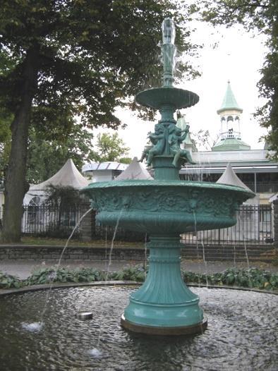 Konstverk i anslutning till Studenternas IP I Stadsträdgården: Det äldsta verket är den så kallade Flusterfontänen från år 1880, gjuten i Tyskland.