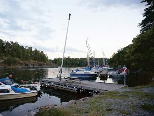 BIO BIO Massiva trästolpar bidrar till den lantliga skärgårdskaraktären.