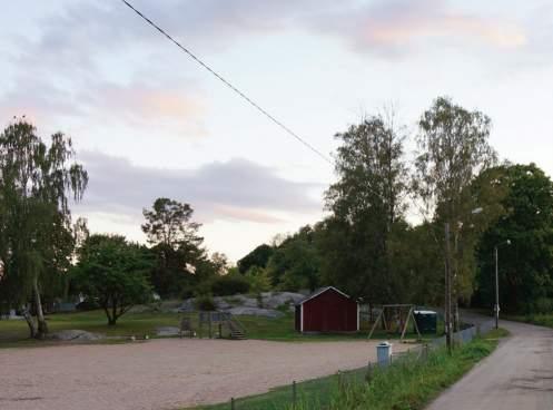 Nattens mystik förminskas av ogestaltad belysning på bryggorna.