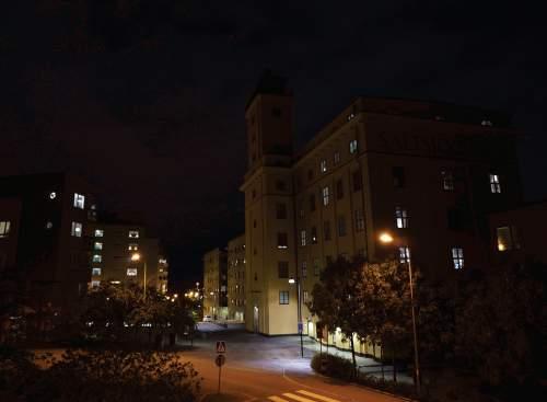 stadsmässighet. Olika ljusfärger, ljuspunktshöjder och armaturer förminskar orienteringsförmågan.