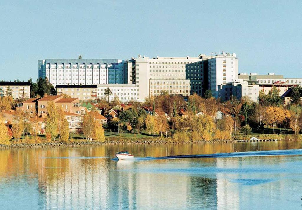 KLINIKBESÖK Text: Anders Waldenström, Barbro Österlund, Peter Eriksson, Steen Jensen, Ulf Näslund Foto: Jan Lindmark Hjärtcentrum vid Norrlands Universitetssjukhus i Umeå fyller tio år i år.