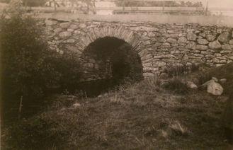 Protokoll fört vid Ucklums Hembygdsgilles sammankomst den 26 september 1954 Gillets samtliga ledamöter reste med bil den så kallade fogdevägen till Backa.