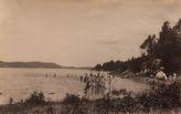 Badplatser brukades i regel vid Hällungens närmaste strand. Barnen vägdes vid ankomst och avfärd och en ära sattes i att få största viktökning för minsta möda och kostnad.