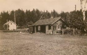 trots sin ålder var virket i prima skick. Tomt och trädgård är sedan länge upplöjda och blixekällan är borta, men kvar lever Helinnas kära äppelträd och kastanj påminnande om flydda tider.