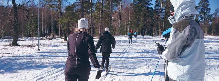 Praktiktur Iskunskap den 20 januari, en skridskotur då vi letar upp intressant och pedagogisk is. Vi pikar, mäter tjockleken, testar, frågar och diskuterar allt vi hittar i isväg.