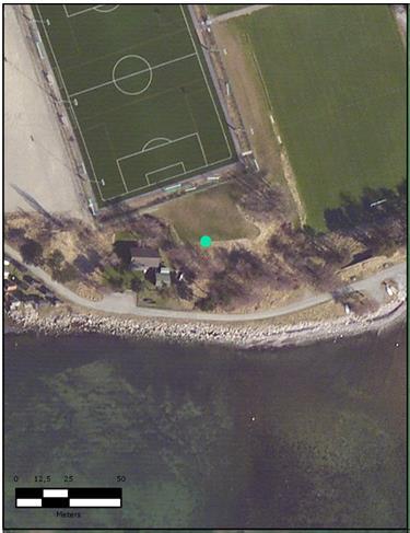 Det planerade landfästet är beläget i den sydöstra delen av Ystad, vid Sandskogens idrottsplats, se Figur 2. Idrottsanläggningen sträcker sig längs kustremsan, ca 800 m österut sett från landfästet.