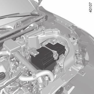 Batteri (1/2) Batteriet 1 kräver inget underhåll. Du bör inte öppna det eller fylla på någon vätska. 1 Beroende på bil kan det finnas ett system som hela tiden kontrollerar batteriets laddning.