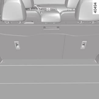 1 2 3 Fästning med ISOFIX-system (forts.) De två öglorna 1 sitter mellan ryggstödet och sittdynan och har en markering. För att komma åt öglorna, stoppa in fingret i kåpan och ta bort den. ANM.