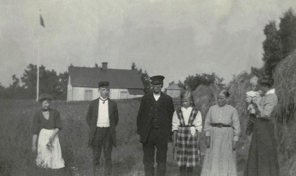 Skräddare Gustaf Lind med sin andra hustru Anna Lisa och barnen Ruth, Gottfrid, Märta och en äldre dotter med en son, på Ekholmen runt 1910 10.