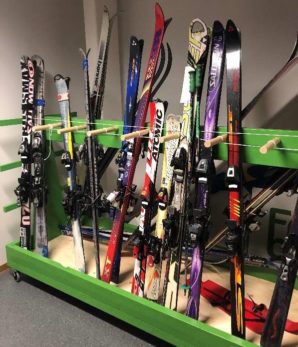 Exempelvis skidor, skridskor, pulkor, snowboard, hjälmar, olika rack, innebandyklubbor, ridutrustning, olika sportskor,