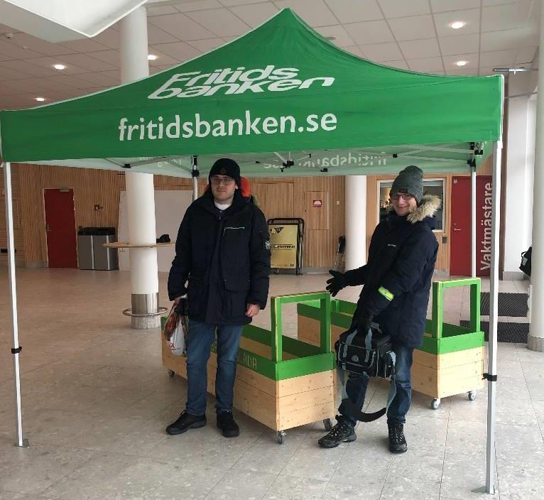 I lobbyn på Partille arena kan man lämna in de saker man vill skänka till Fritidsbanken.