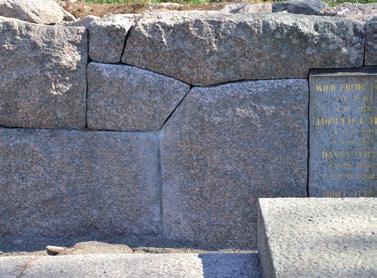 En av de större grundstenarna har satt sig och stenen hade kunnat lyftas och grundläggas ordentligt för att