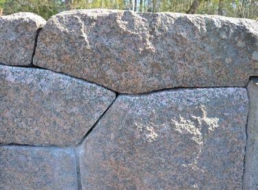 Del av åtgärdad mur, med bruk, bearbetad sten och nytillkommen sten. Foto: Tobias Mårud. Figur 31.