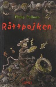 ..när sanningen är omöjlig att tro på är det lögner och antaganden som regerar Råttpojken av ALMA-pristagaren Philip Pullman är en rasande och ironisk historia om sanning