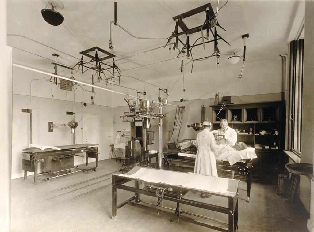 BOKA VISNING PÅ ETT MEDICINHISTORISKT MUSEUM Undersökning vid det nya röntgeninstitutet i Lund, färdigt 1918. Fotograf: Per Bagge. Livets museum Livets museum är ett medicinhistoriskt museum i Lund.