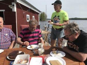 SM3EFS / Lennart och SM3UQO / Björn Började redan i slutet av februari med att skotta i den 2 m djupa snön för att sätta upp antenner, dessa användes först i ungdomsaktiviteten NOTA 2018 och sedan