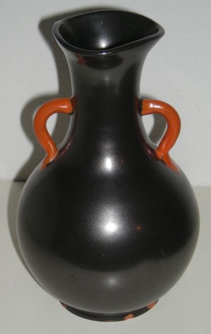 14 Fråga 11 mars Här skickar jag bilder av min svarta vas. Jag tycker så mycket om den och undrar vem kan ha varit formgivare. H 15.5cm, ca 9cm bred.