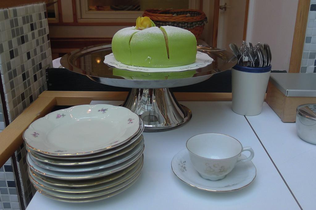 - speciellt denna månad på Björken Torsdag den 14/2 kl 13.00-15.00 Vi firar Alla Hjärtans dag. Vi serverar tårta, kaffe/te och småplock. Kostnad 30 kr. Torsdag den 14/2 kl. 13.00 15.