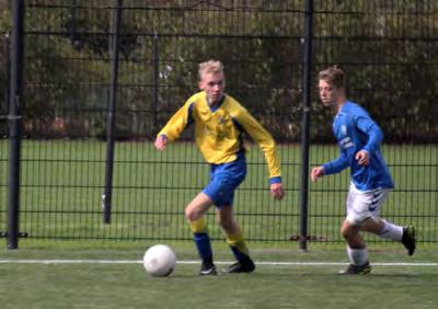 EEN 10-TAL VRAGEN AAN... NICK VEENSTRA 1. Wat is je naam Nick Veenstra 2. Welk team zit je Ik speel nu in een vrienden team (JO19-2) ook nog wel het memeteam genoemd.