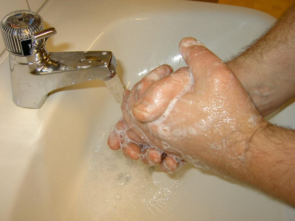 Handtvätt med tvål och vatten Ibland tvättar man händerna med tvål och vatten: vid