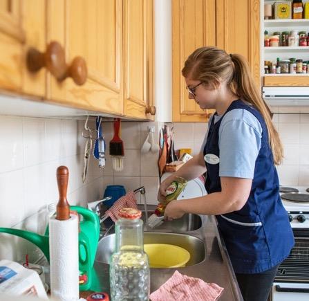 Hemvård/hemsjukvård Sjukskötare, hälsovårdare, socionom Stöder klienten och ger möjligheter att bo hemma och klara