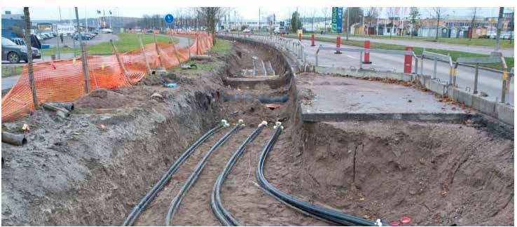 24 KOMPLETTERANDE SAMRÅDSUNDERLAG ÖVERBY-BECKOMBERGA Figur 9. Exempel på markkabelschakt i tätortsnära miljö. gånger så stor på en kabel jämfört med en luftledning.