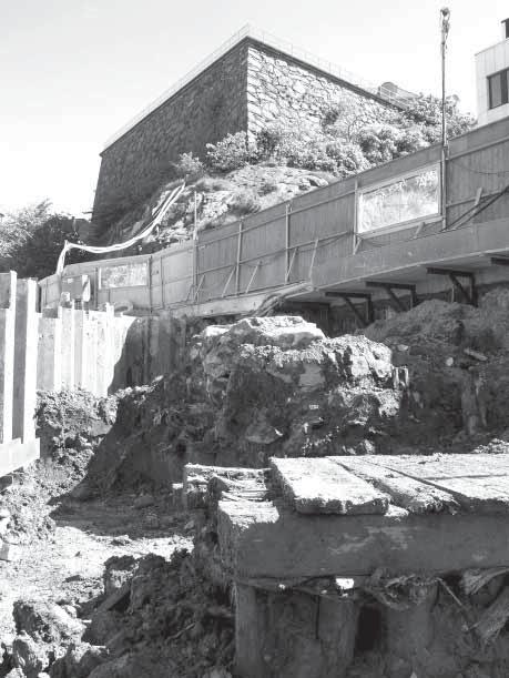 Fig. 36. Fotot visar delar av kurtinmuren i mitten av bilden. I bakgrunden tornar Bastion Carolus Rex.