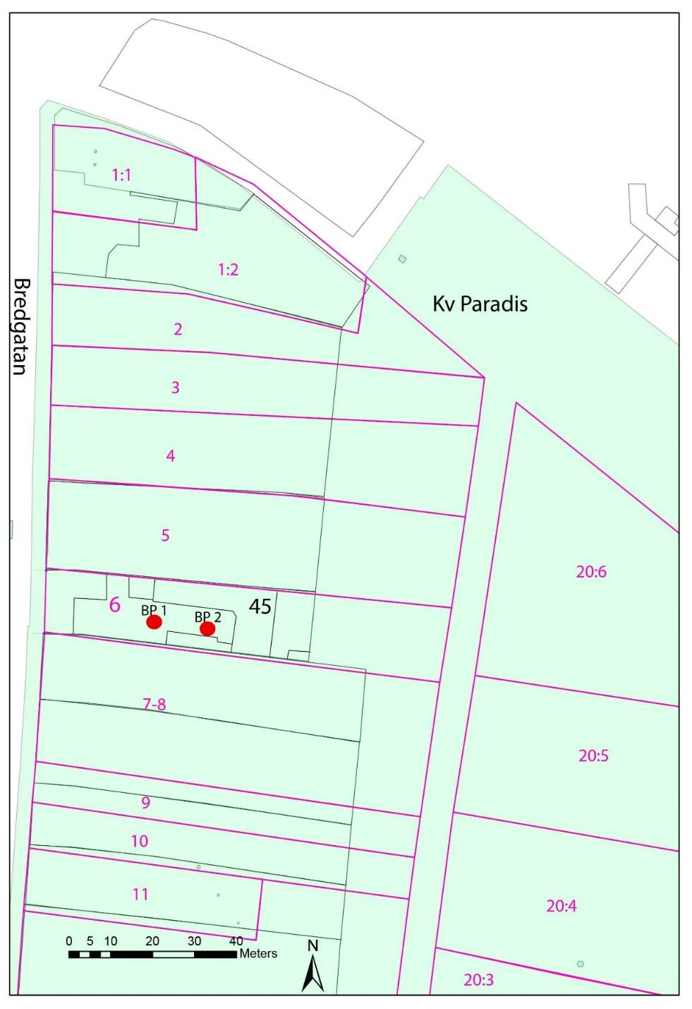 Figur 2. Den nordvästra delen av kv Paradis, med dagens fastighetskarta markerad med grönt, Andréns tomtrekonstruktion markerad med rosa linjer, samt de två borrproverna markerade med rött.