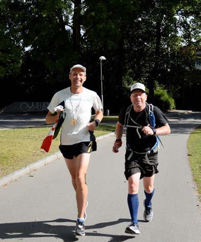 Representanter för Emmaus Stockholm visar upp kampanjen Handel före folkrätt? i Almedalen.