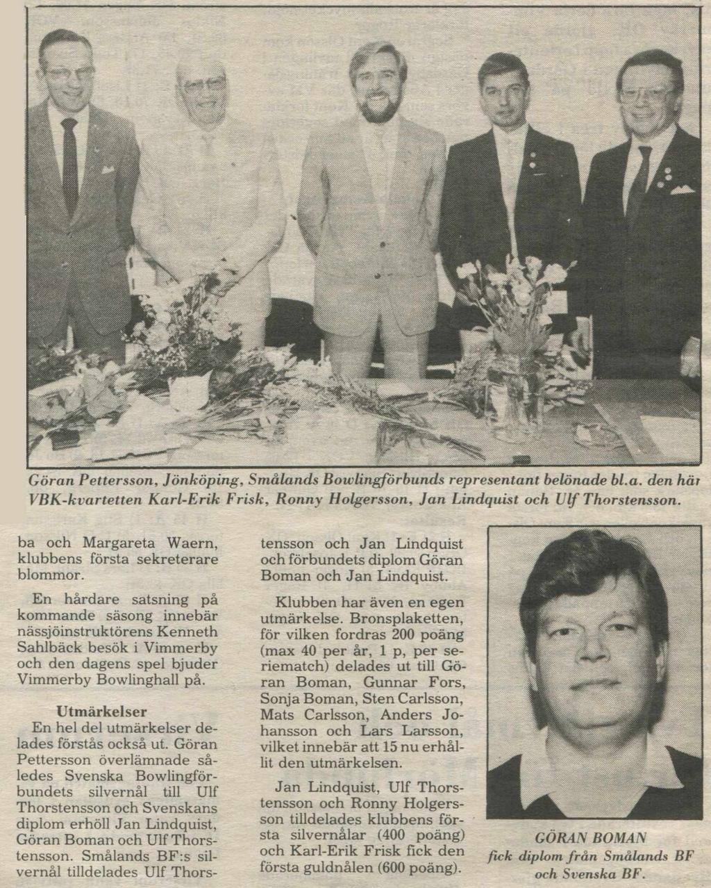 Göran Pettersson, Jönköping, Smålands Bowlingförbunds representant belönade bl.a. den här VBK-kvartetten Karl-Erik Frisk, Ronny Holgersson, Jan Lindquist och Ulf Thorstensson.