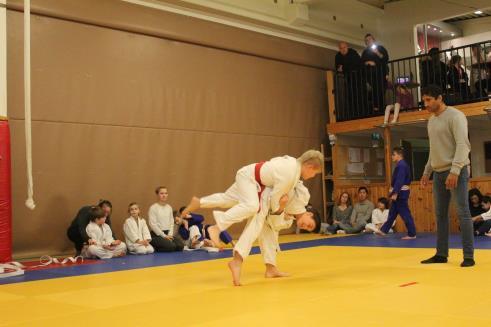 Lokaler Gävle Judo Clubs träningslokal, dojo, finns i Idrottshuset Kampoch Kraftsport på Utmarksvägen 33 i Gävle. Träningsmattan är på 232 m².