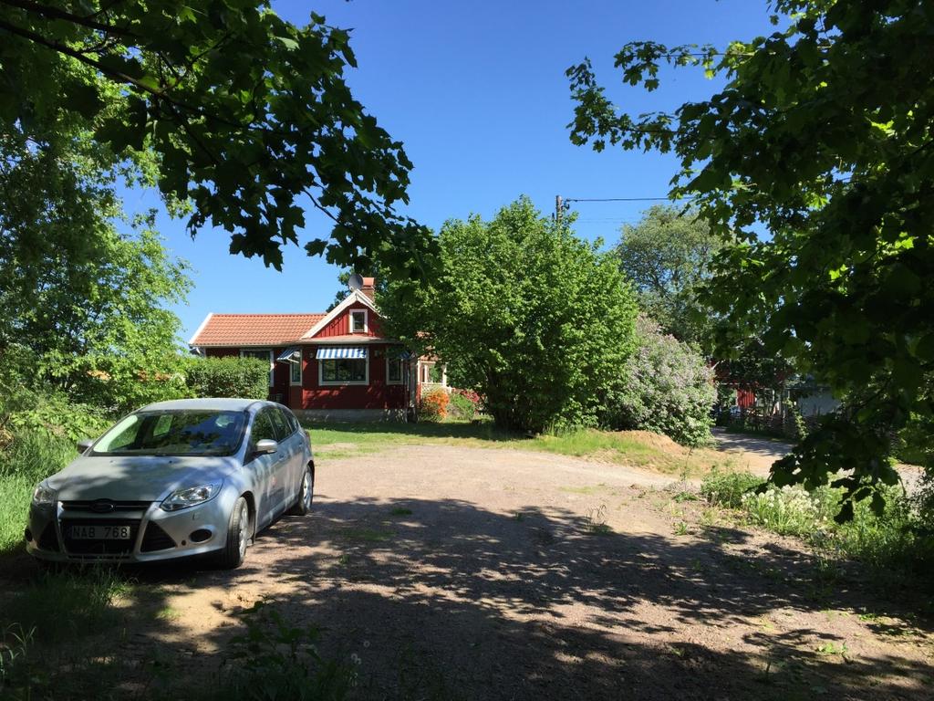 Ytan avgränsas av vägen Förlösa kyrkby i öst, bebyggelse mot norr och resten med bevuxen, relativt ung lövskog utan några speciella
