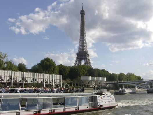 costruita, ha ricevuto una pessima accoglienza presso i contemporanei ma è finita per diventare uno dei simboli più rappresentativi di Parigi.