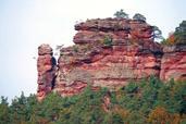 Wir begeben uns auf Stippvisite zu heimlichen Orten im Pfälzerwald, zu Felsen, mal eine Burgruine im Blick oder unter den Füßen. Teils auf Schmal-Spur-Wegen über Stock und Stein.