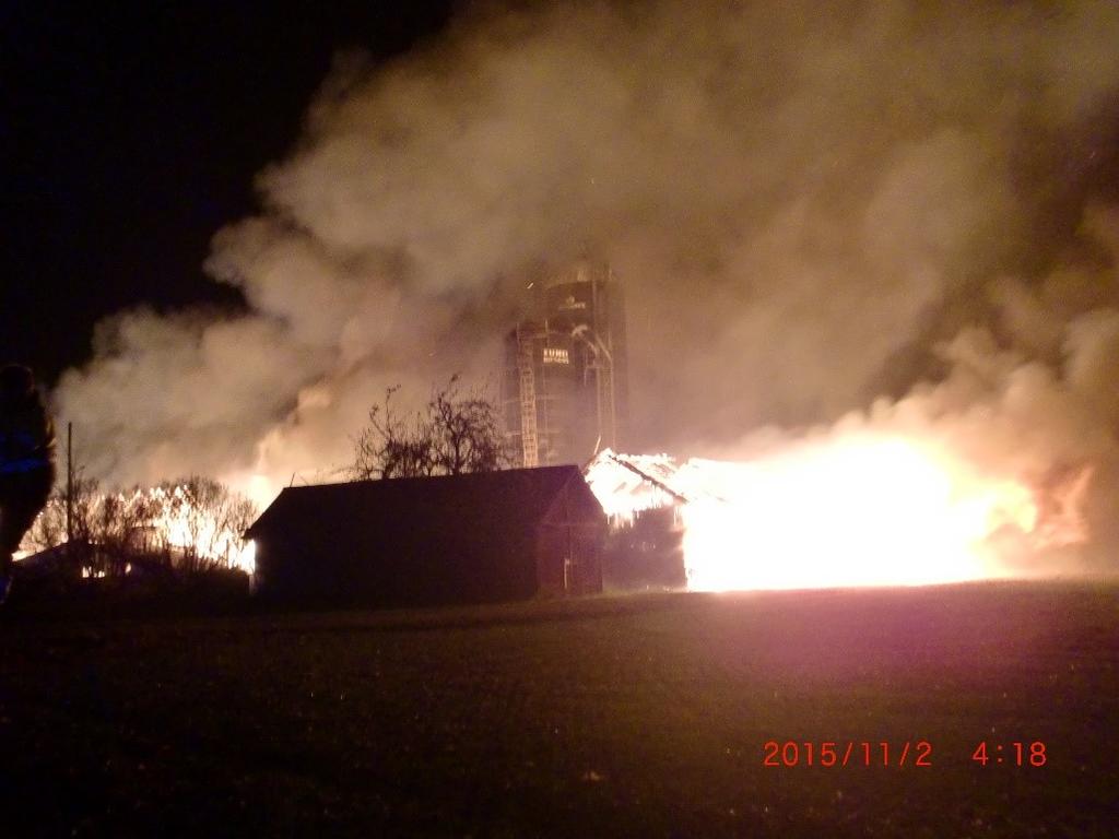 2015-11-02 Kl. 03:53 Brand i byggnad Klockaretorp 2 Värsås. När Insatsledare kommer till platsen brinner på byggnader samt två silos. Ägaren har fått ut ca 75 st djur och en del maskiner.