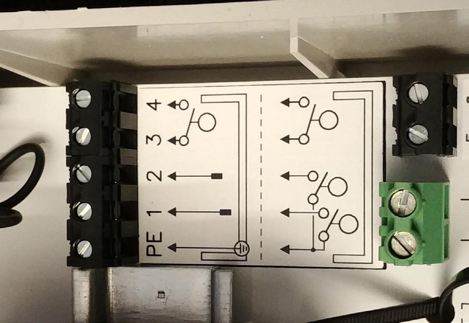 Endast behörig elektriker får göra anslutningen till automatikskåpet. Tänk på att miljön är fuktig i stationen.