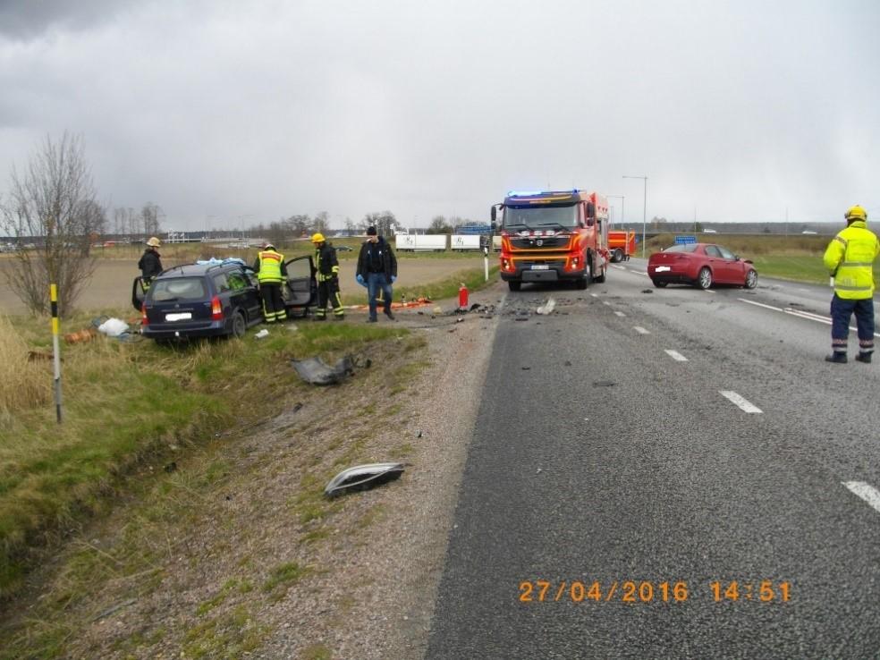 Den skadade personen fördes med ambulanshelikopter till Skaraborgs sjukhus Skövde. Vägen var vid räddningsarbetet avstängd 1,5 tim.